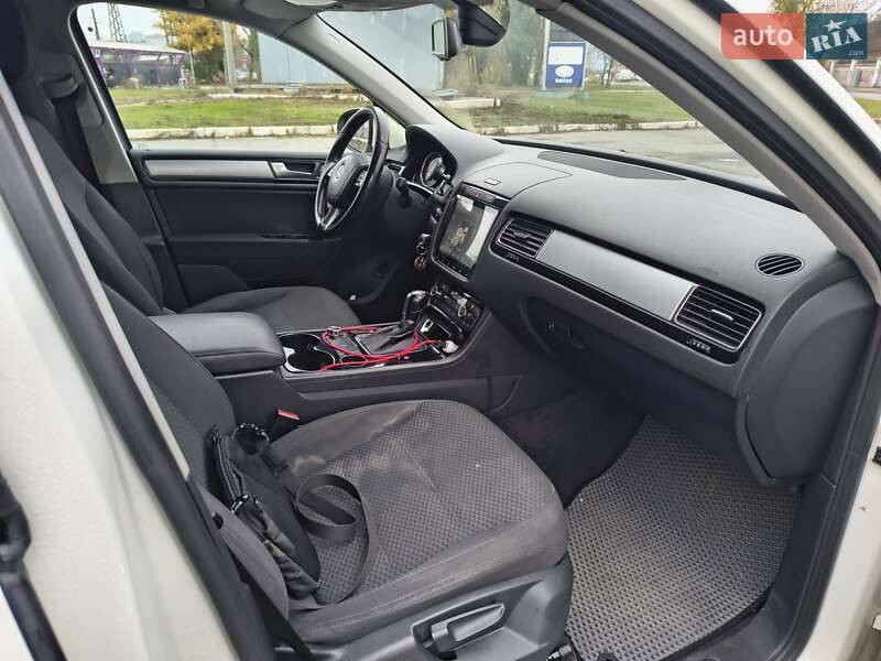 Внедорожник / Кроссовер Volkswagen Touareg 2011 в Киеве