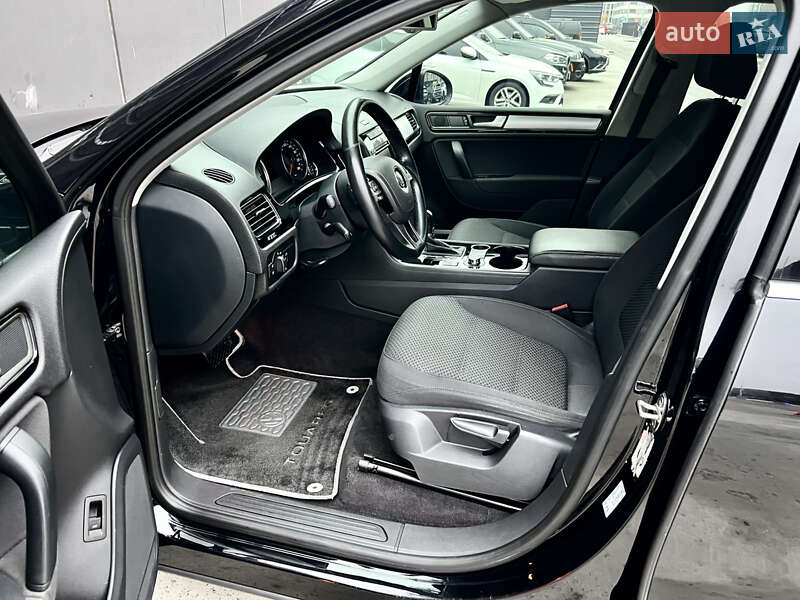 Внедорожник / Кроссовер Volkswagen Touareg 2014 в Киеве