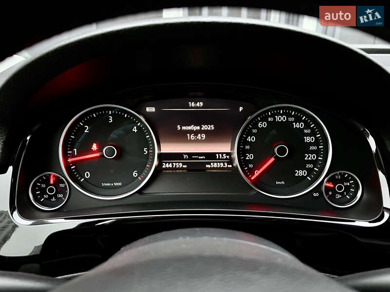 Внедорожник / Кроссовер Volkswagen Touareg 2014 в Киеве