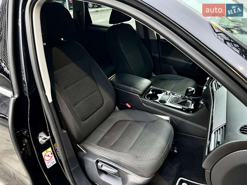 Внедорожник / Кроссовер Volkswagen Touareg 2014 в Киеве