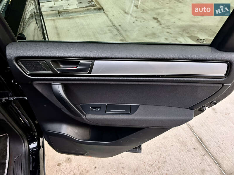 Внедорожник / Кроссовер Volkswagen Touareg 2014 в Киеве