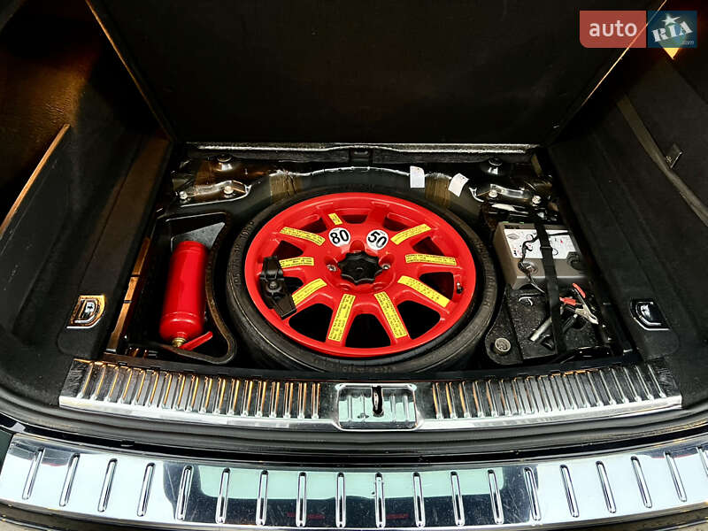 Внедорожник / Кроссовер Volkswagen Touareg 2014 в Киеве