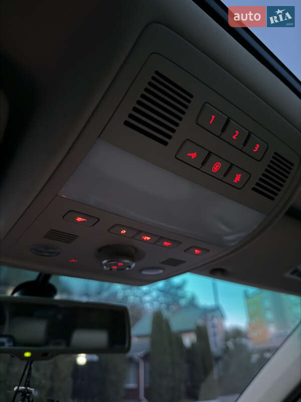 Внедорожник / Кроссовер Volkswagen Touareg 2011 в Киеве