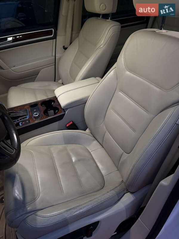 Внедорожник / Кроссовер Volkswagen Touareg 2011 в Киеве