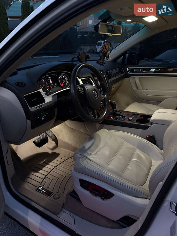 Внедорожник / Кроссовер Volkswagen Touareg 2011 в Киеве