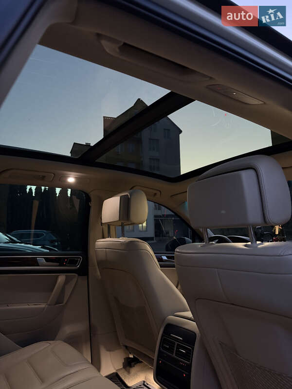 Внедорожник / Кроссовер Volkswagen Touareg 2011 в Киеве