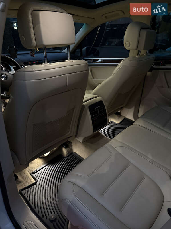 Внедорожник / Кроссовер Volkswagen Touareg 2011 в Киеве
