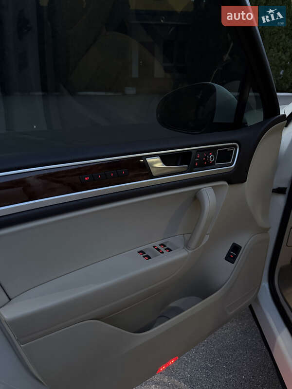 Внедорожник / Кроссовер Volkswagen Touareg 2011 в Киеве