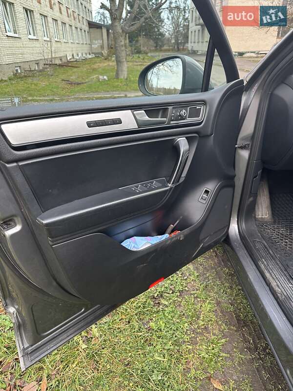 Внедорожник / Кроссовер Volkswagen Touareg 2011 в Буске