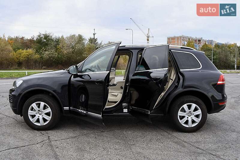 Позашляховик / Кросовер Volkswagen Touareg 2011 в Львові