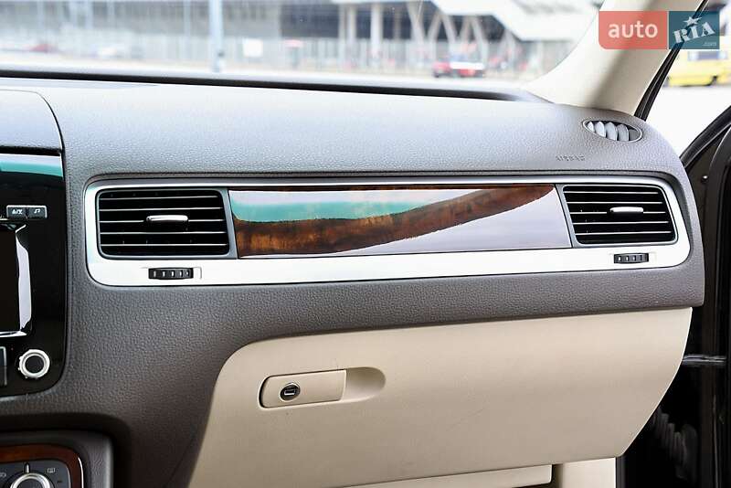 Позашляховик / Кросовер Volkswagen Touareg 2011 в Львові