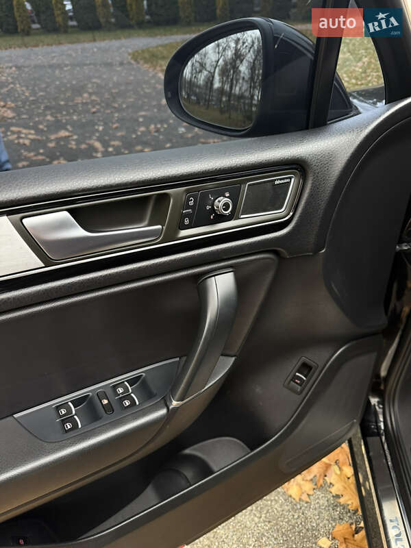 Внедорожник / Кроссовер Volkswagen Touareg 2011 в Хмельницком