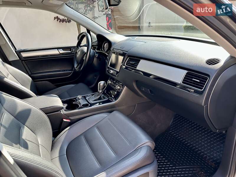 Внедорожник / Кроссовер Volkswagen Touareg 2014 в Виннице