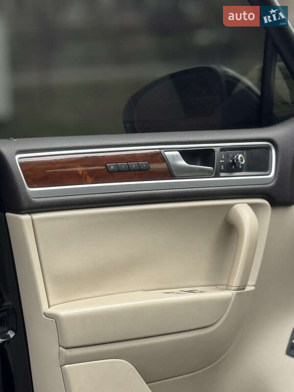 Внедорожник / Кроссовер Volkswagen Touareg 2012 в Межгорье