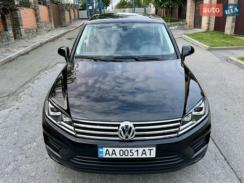 Внедорожник / Кроссовер Volkswagen Touareg 2015 в Киеве