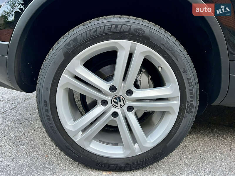 Внедорожник / Кроссовер Volkswagen Touareg 2015 в Киеве