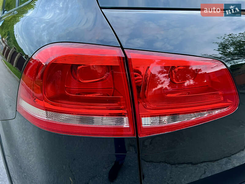 Внедорожник / Кроссовер Volkswagen Touareg 2015 в Киеве