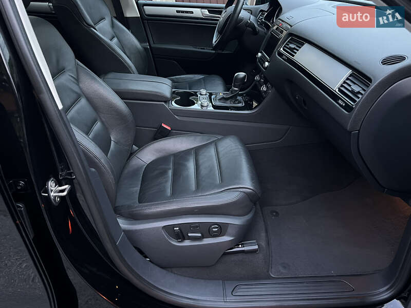 Внедорожник / Кроссовер Volkswagen Touareg 2015 в Киеве