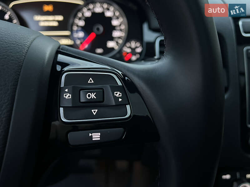 Внедорожник / Кроссовер Volkswagen Touareg 2015 в Киеве