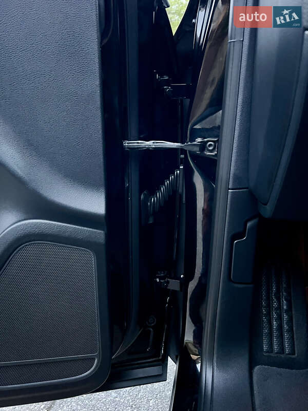 Внедорожник / Кроссовер Volkswagen Touareg 2015 в Киеве