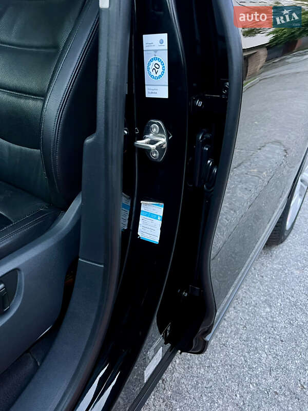 Внедорожник / Кроссовер Volkswagen Touareg 2015 в Киеве