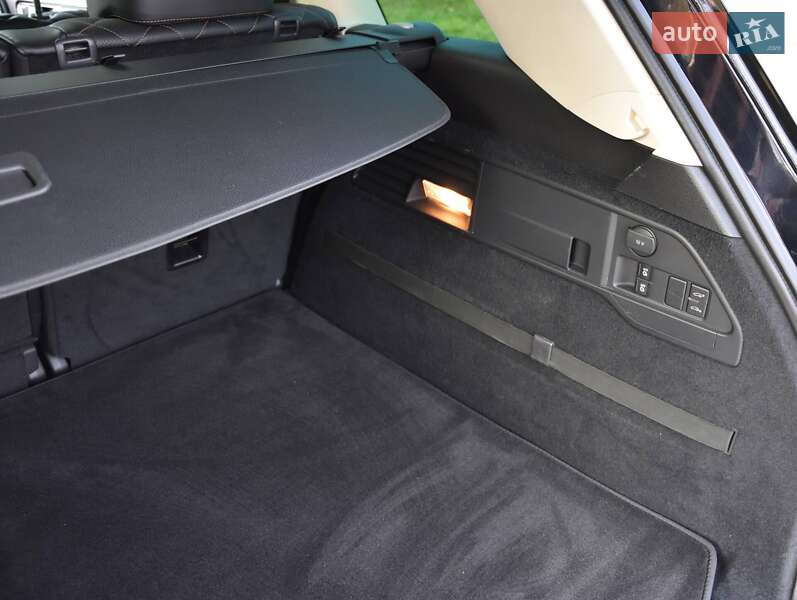 Позашляховик / Кросовер Volkswagen Touareg 2017 в Харкові