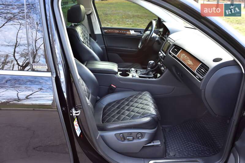 Позашляховик / Кросовер Volkswagen Touareg 2017 в Харкові