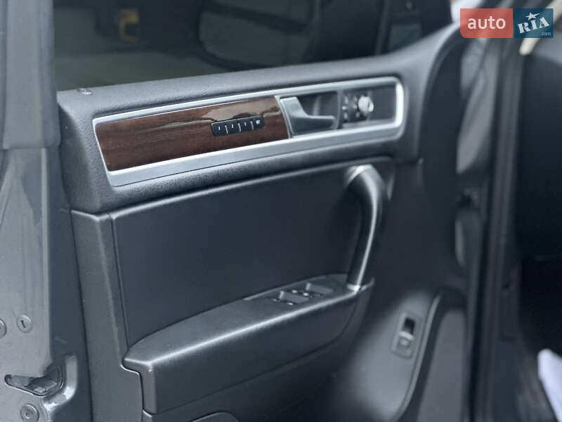 Внедорожник / Кроссовер Volkswagen Touareg 2015 в Виннице