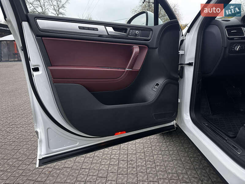 Позашляховик / Кросовер Volkswagen Touareg 2014 в Полтаві