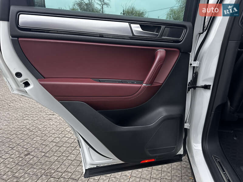 Позашляховик / Кросовер Volkswagen Touareg 2014 в Полтаві