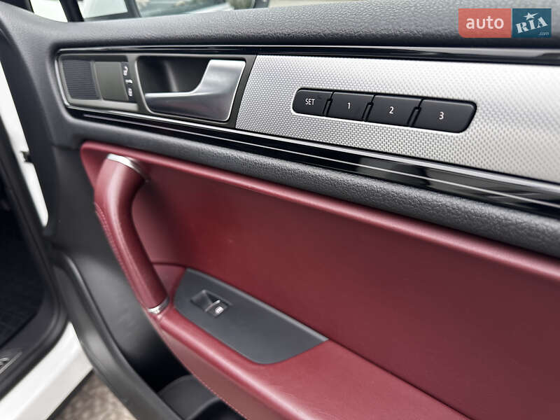 Позашляховик / Кросовер Volkswagen Touareg 2014 в Полтаві