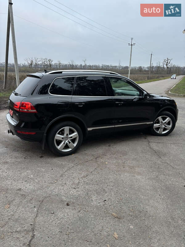 Позашляховик / Кросовер Volkswagen Touareg 2011 в Полтаві