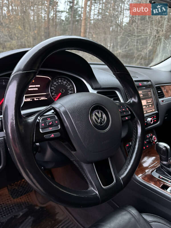 Позашляховик / Кросовер Volkswagen Touareg 2011 в Полтаві
