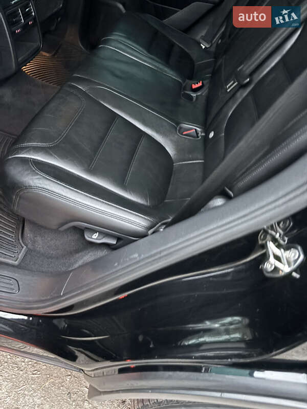 Позашляховик / Кросовер Volkswagen Touareg 2011 в Полтаві