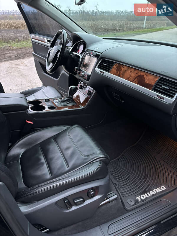 Позашляховик / Кросовер Volkswagen Touareg 2011 в Полтаві
