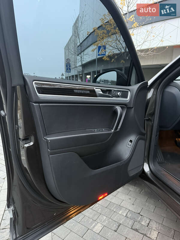 Позашляховик / Кросовер Volkswagen Touareg 2016 в Києві