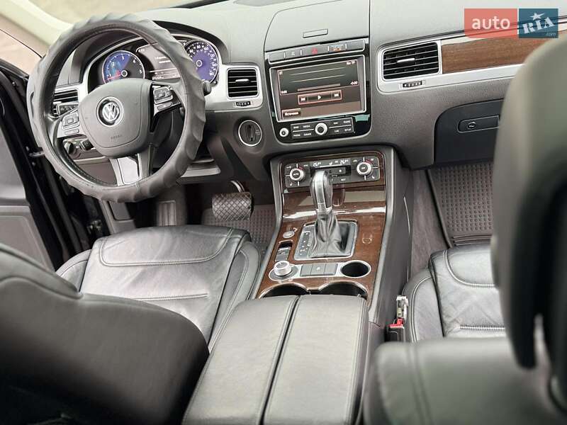 Позашляховик / Кросовер Volkswagen Touareg 2015 в Рівному