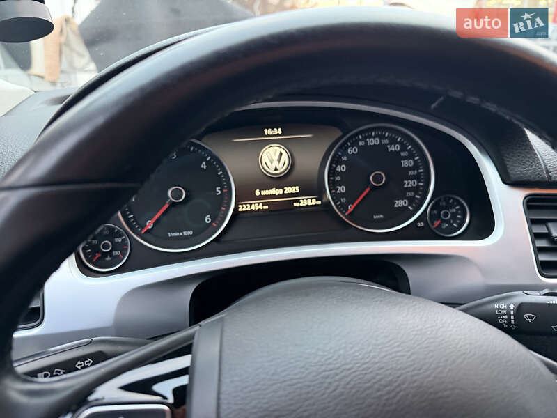 Внедорожник / Кроссовер Volkswagen Touareg 2013 в Львове