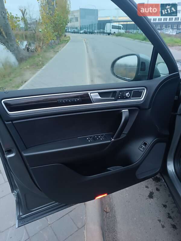 Внедорожник / Кроссовер Volkswagen Touareg 2015 в Киеве фото 14 Внедорожник / Кроссовер Volkswagen Touareg 2015 в Киеве