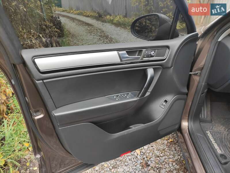 Позашляховик / Кросовер Volkswagen Touareg 2011 в Полтаві