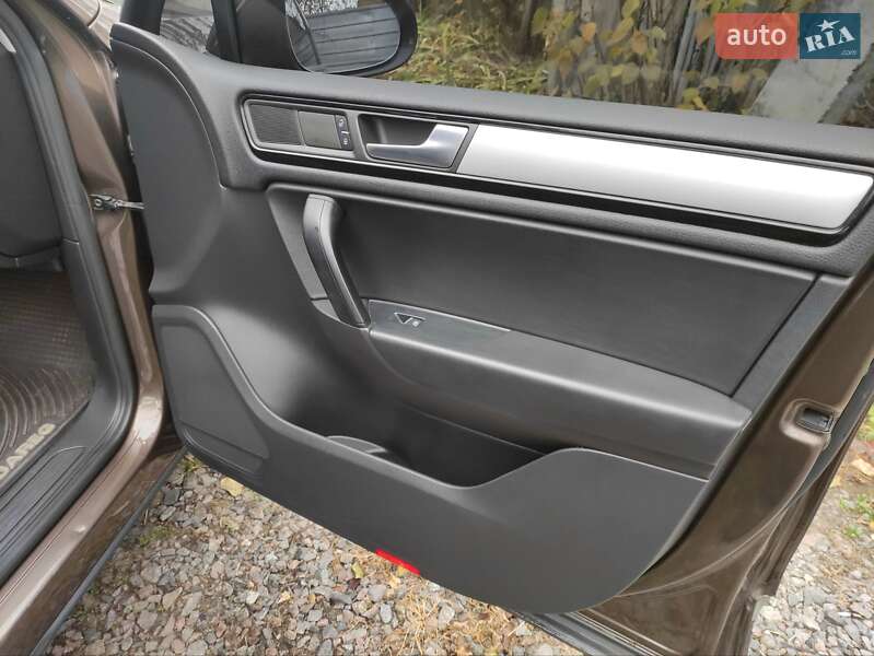 Позашляховик / Кросовер Volkswagen Touareg 2011 в Полтаві