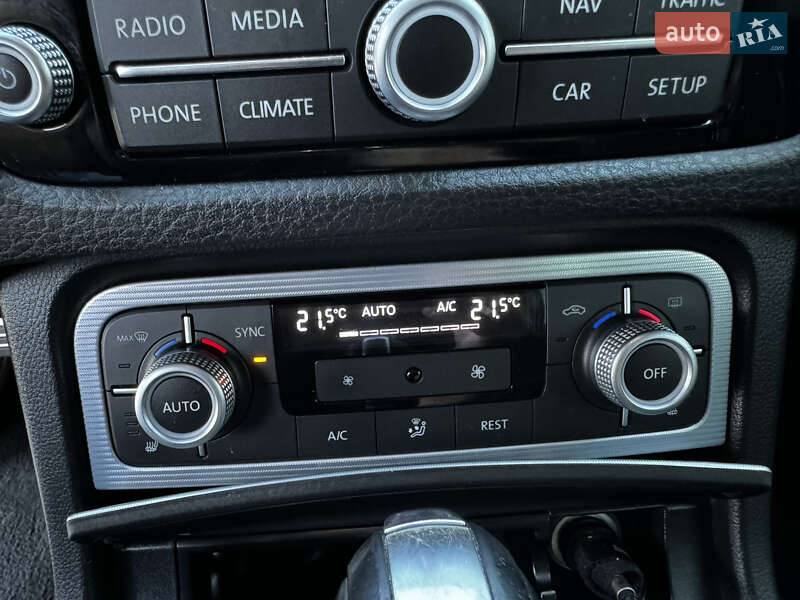 Внедорожник / Кроссовер Volkswagen Touareg 2015 в Новомосковске