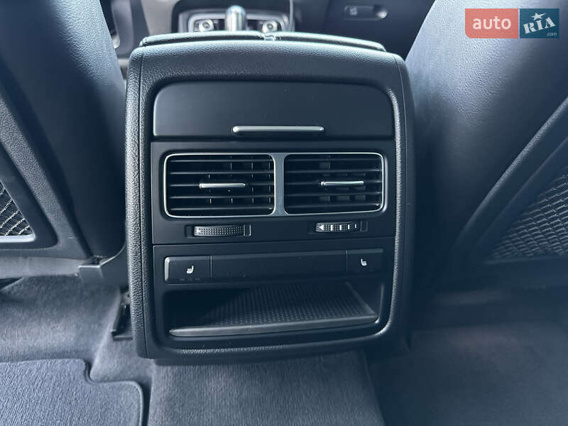 Внедорожник / Кроссовер Volkswagen Touareg 2015 в Новомосковске