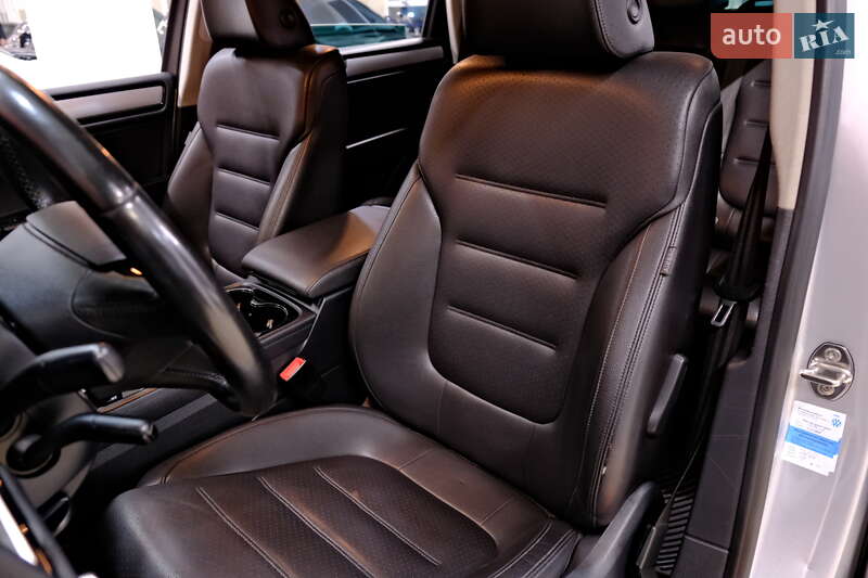 Позашляховик / Кросовер Volkswagen Touareg 2013 в Одесі