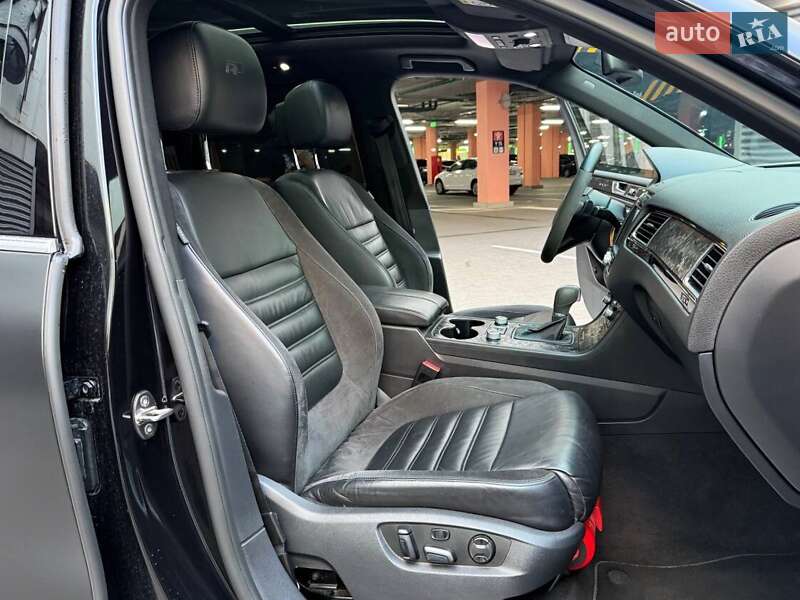 Позашляховик / Кросовер Volkswagen Touareg 2015 в Києві