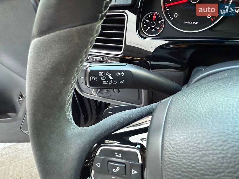 Позашляховик / Кросовер Volkswagen Touareg 2015 в Києві