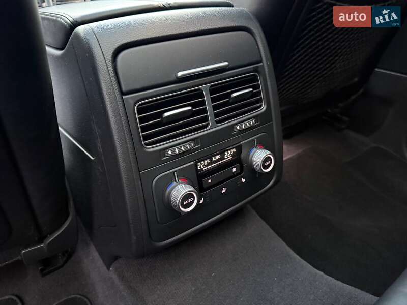 Позашляховик / Кросовер Volkswagen Touareg 2015 в Києві