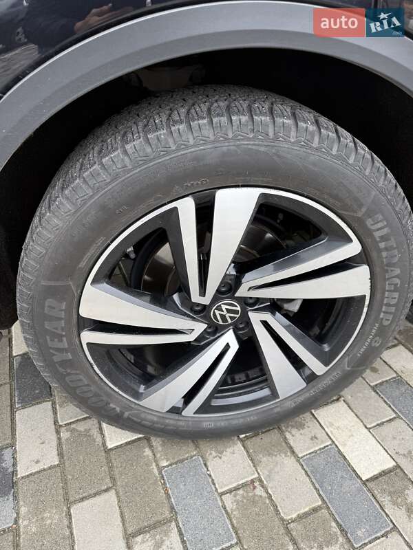 Внедорожник / Кроссовер Volkswagen Touareg 2021 в Киеве