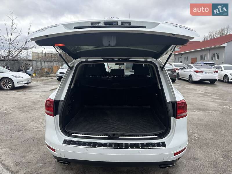 Внедорожник / Кроссовер Volkswagen Touareg 2013 в Киеве