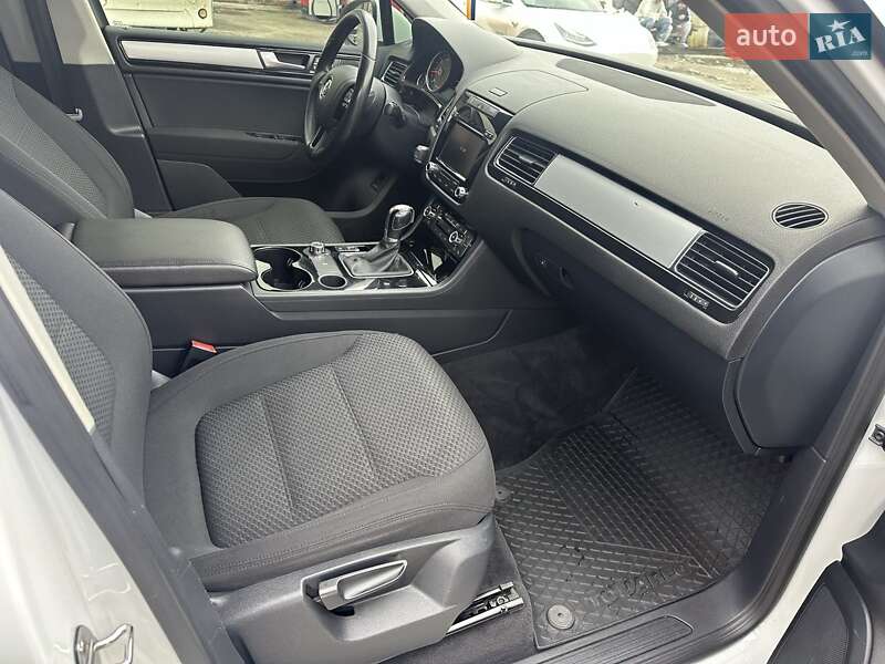 Внедорожник / Кроссовер Volkswagen Touareg 2013 в Киеве